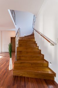 Parkettboden und Treppen aus Holz