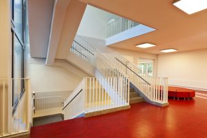 Wann ist ein Zwischenpodest bei Treppen erforderlich?