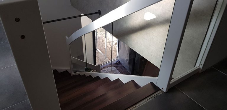 Breitwangentreppe und Holmtreppe – worin unterscheiden sie sich voneinander?
