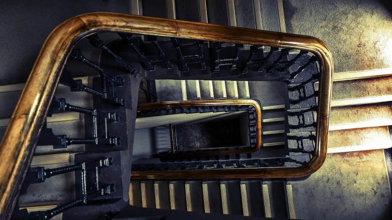 Podesttreppe aus Beton im Treppenhaus