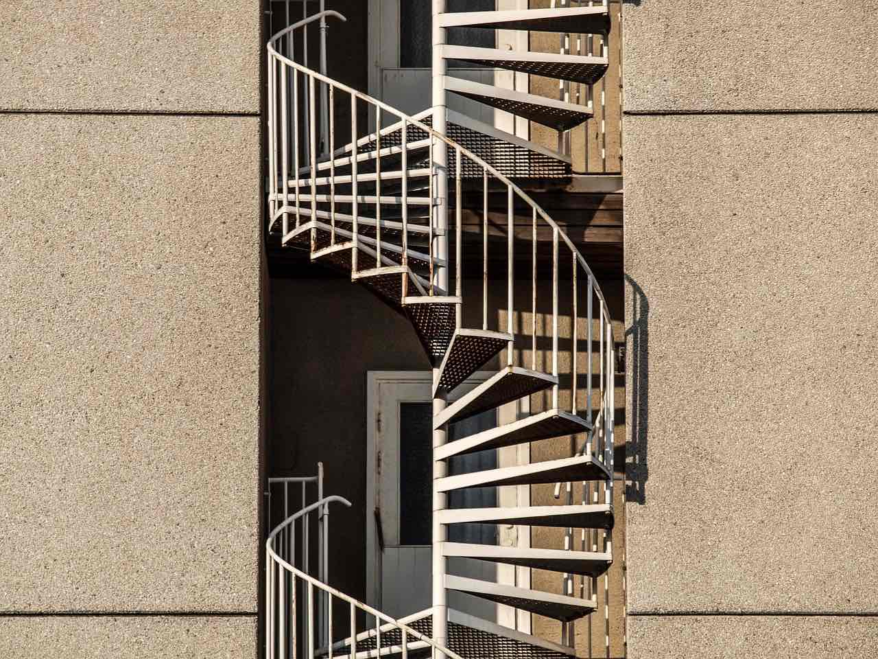 Die Treppe für den Außenbereich kann eine Spindel- oder gerade Treppe sein